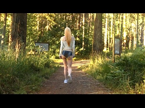 ❤️ Schöne Frau bewegt sich langsam, nicht nackt Video ️ Porno bei de.rex-porn-com.ru